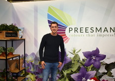 Pim Kleijweg bemande de stand van kwekerij Preesman. Pim versterkt sinds anderhalve week het verkoopteam van Preesman en werd deze beurs gelijk voor de leeuwen gegooid.